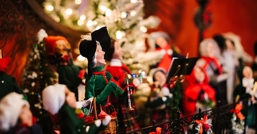 Live Holiday Carolers at Pines & Presents Live Holiday Carolers at Pines & Presents